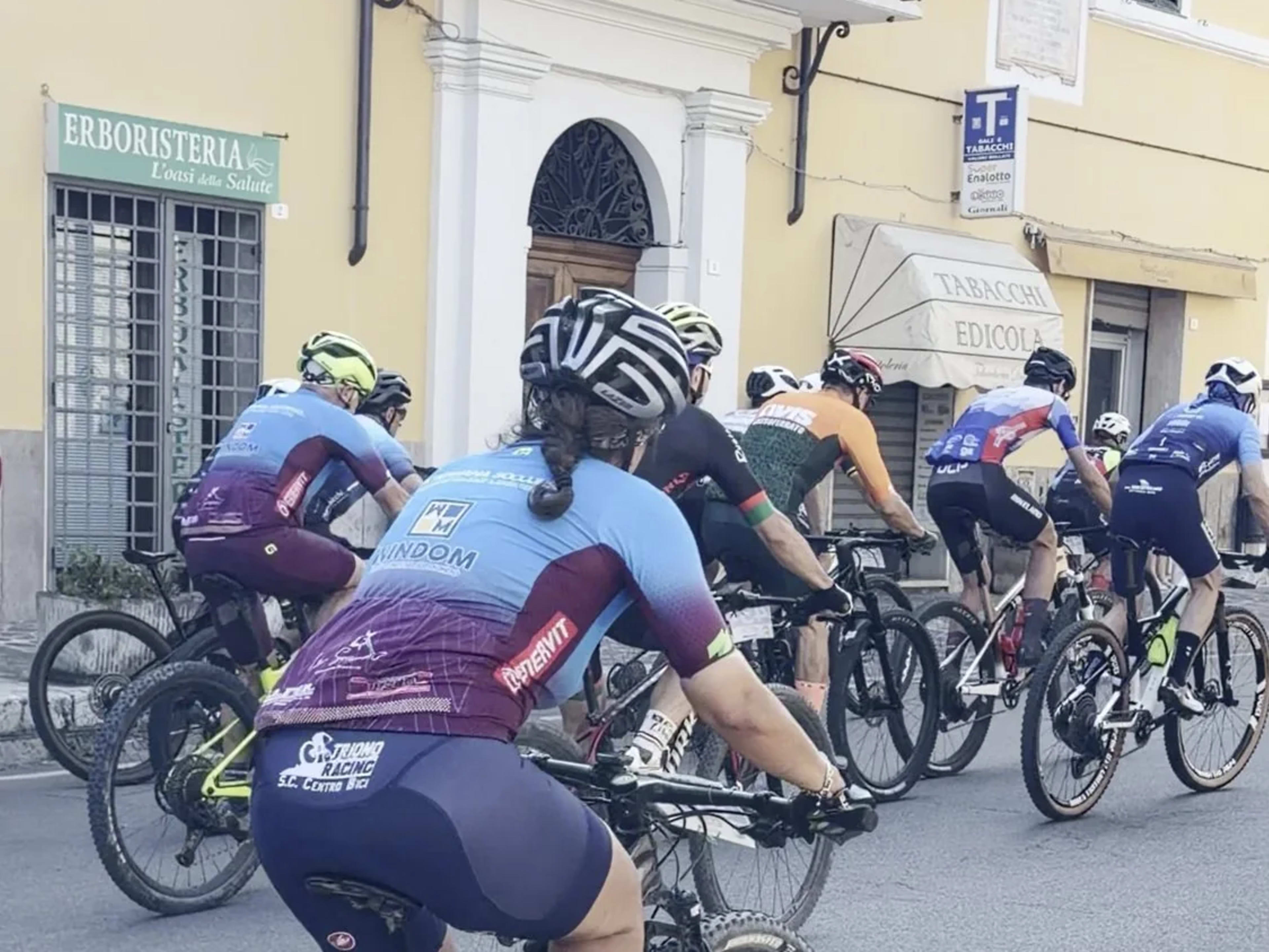Atleti raggruppati alla partenza nel centro di Arrone prima dello start