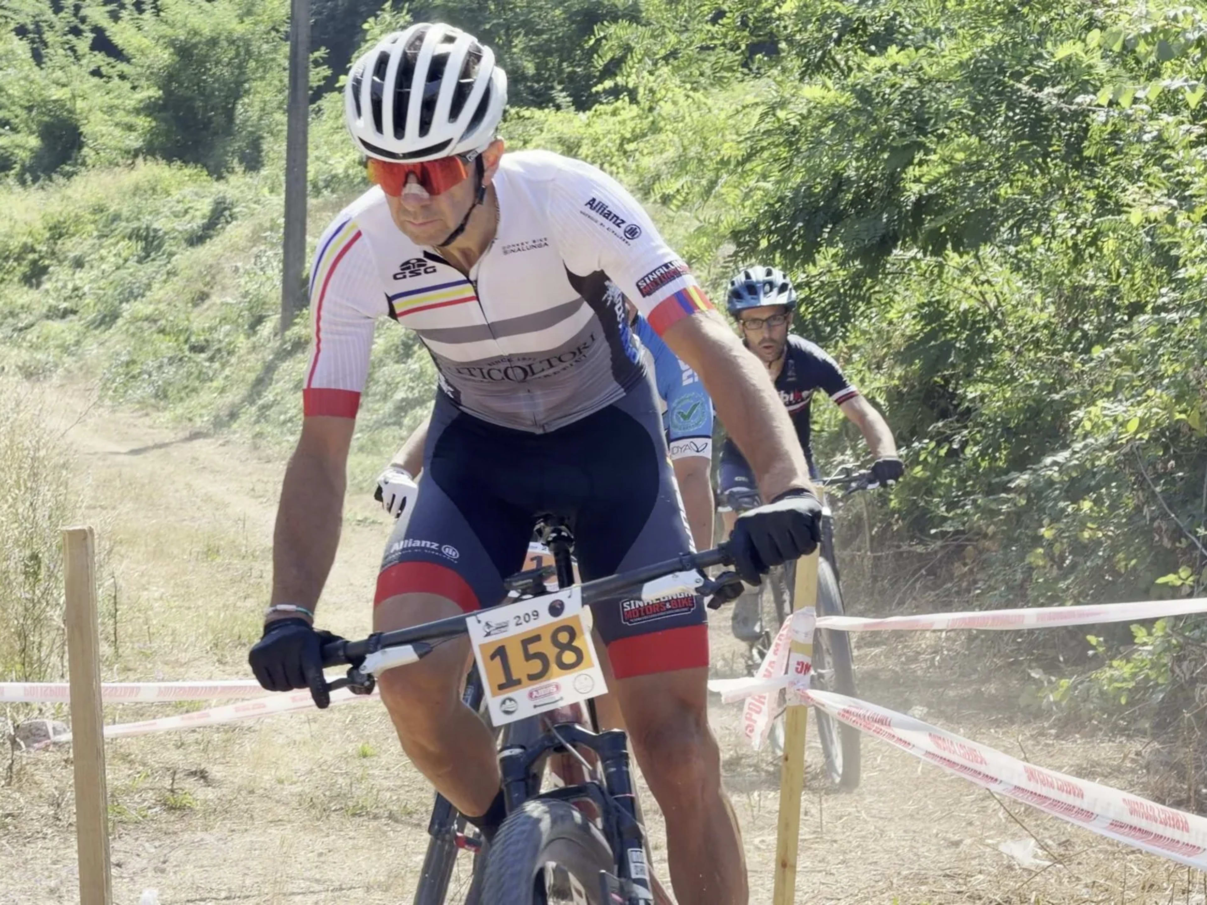 Atleta guida la fila sul tracciato sterrato della marathon MTB