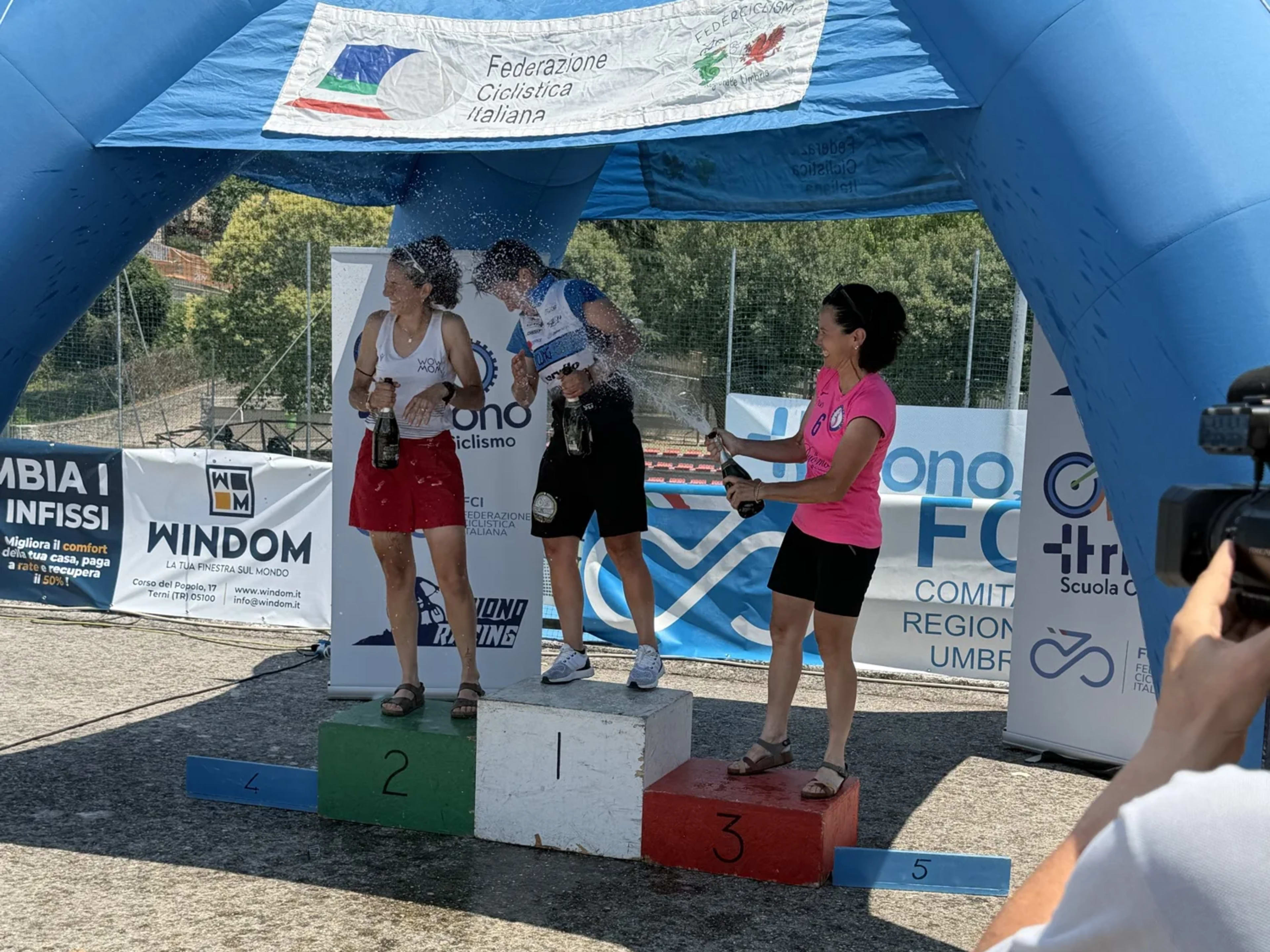 Brindisi sul podio femminile a fine premiazione della marathon MTB