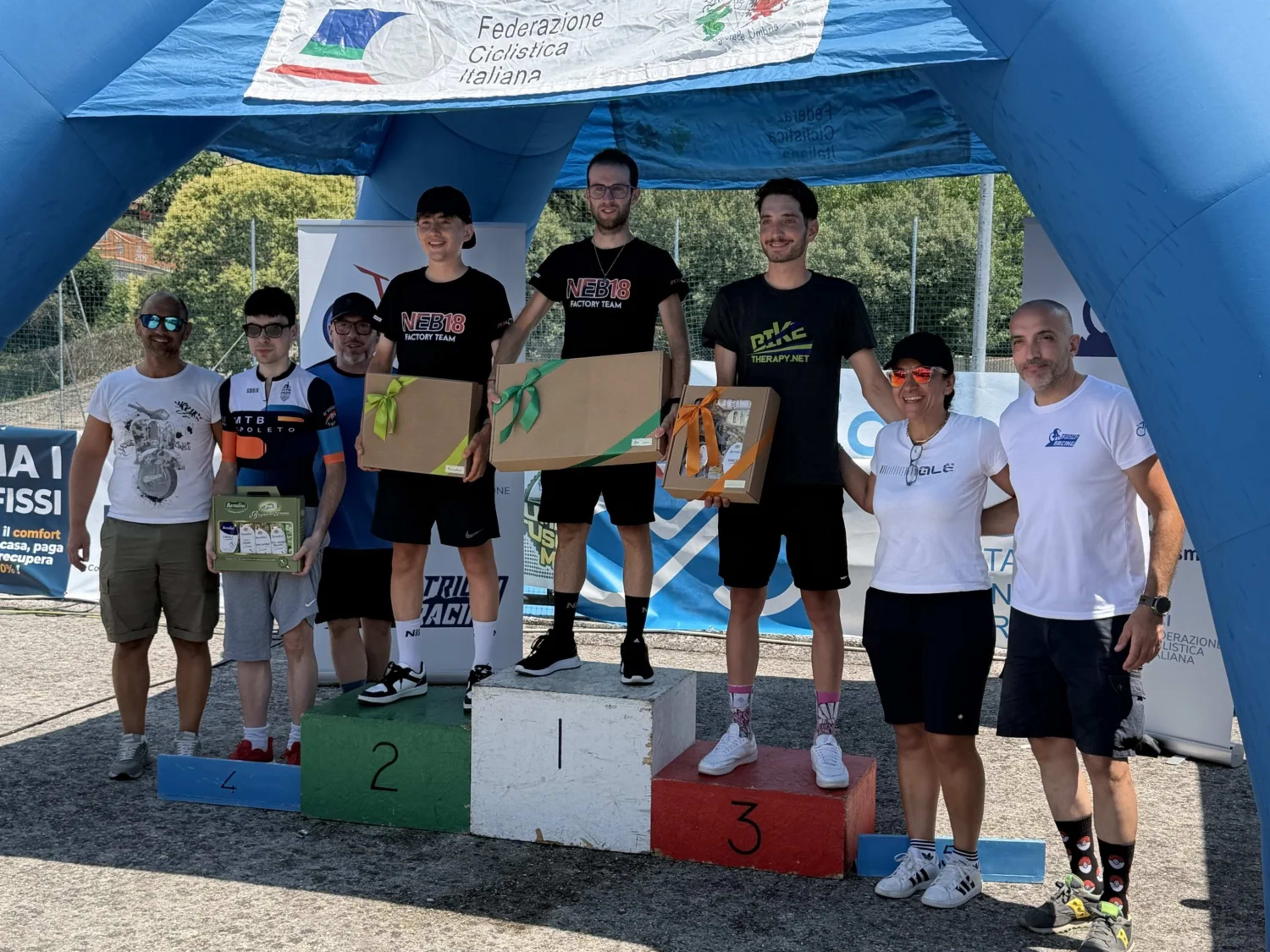 Vincitori sorridenti sul podio mostrano i premi alla cerimonia finale