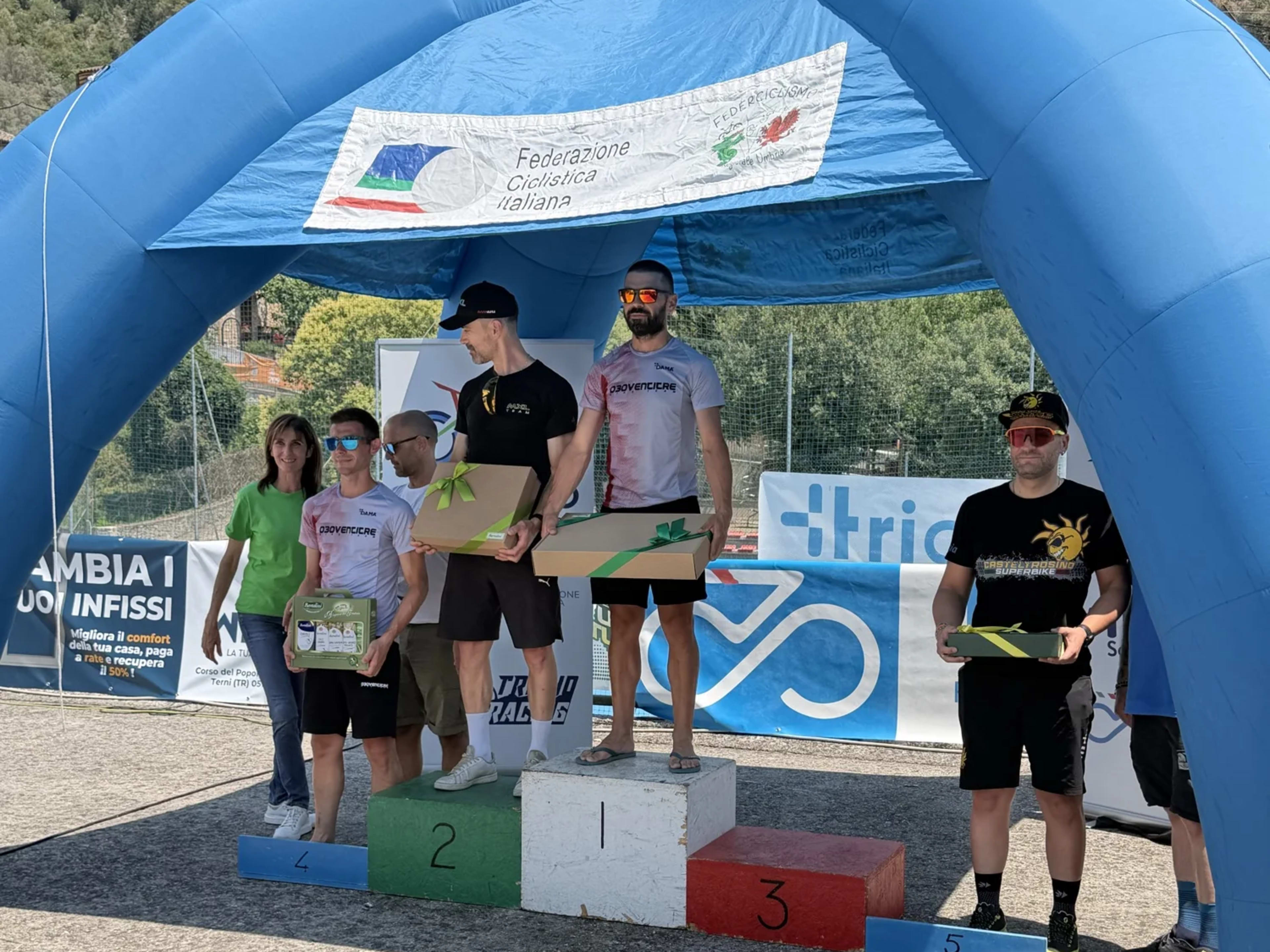 Premiazione con podio a cinque gradini e premi consegnati ai vincitori