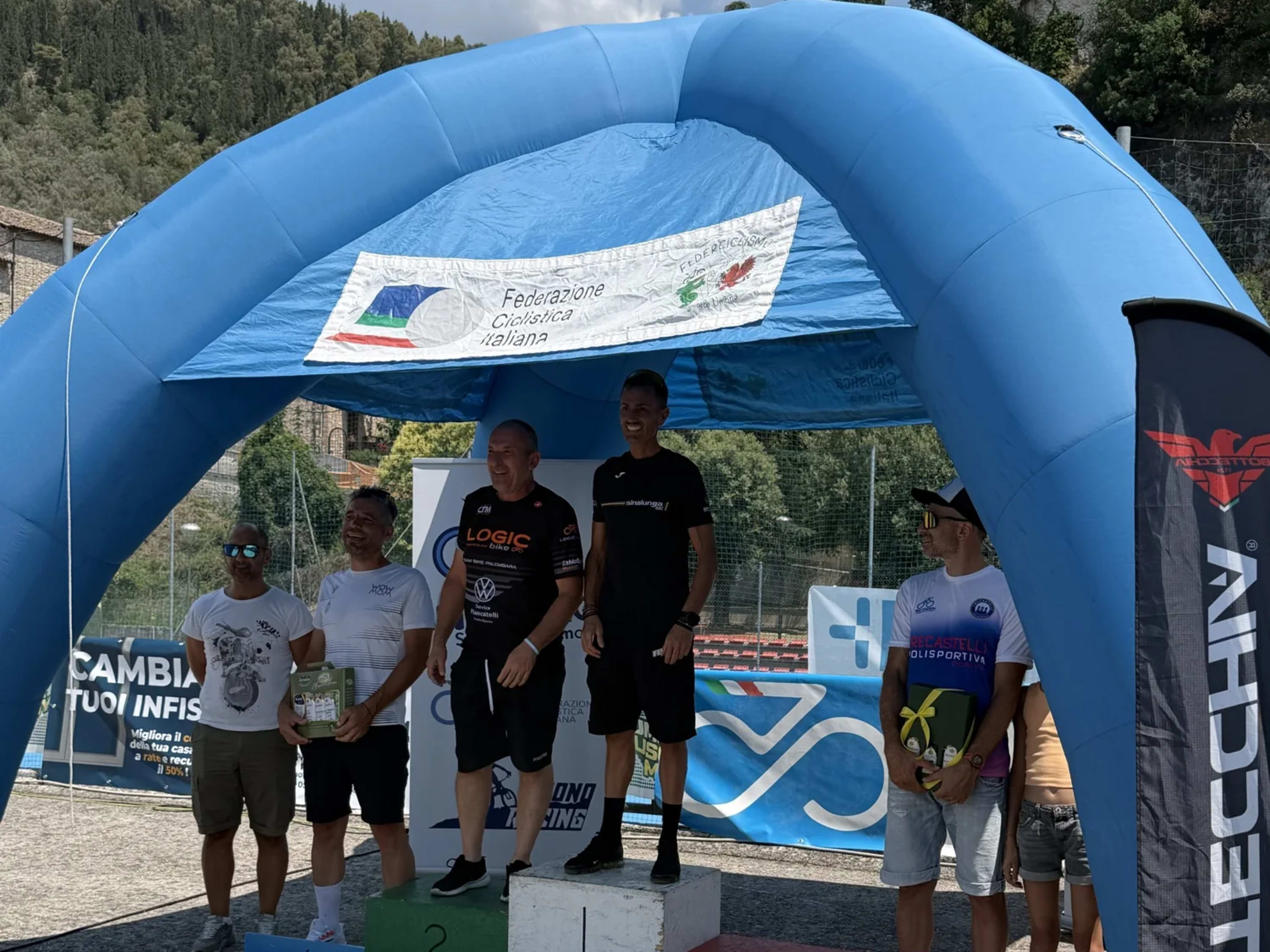 Atleti sul podio durante la cerimonia di premiazione ad Arrone