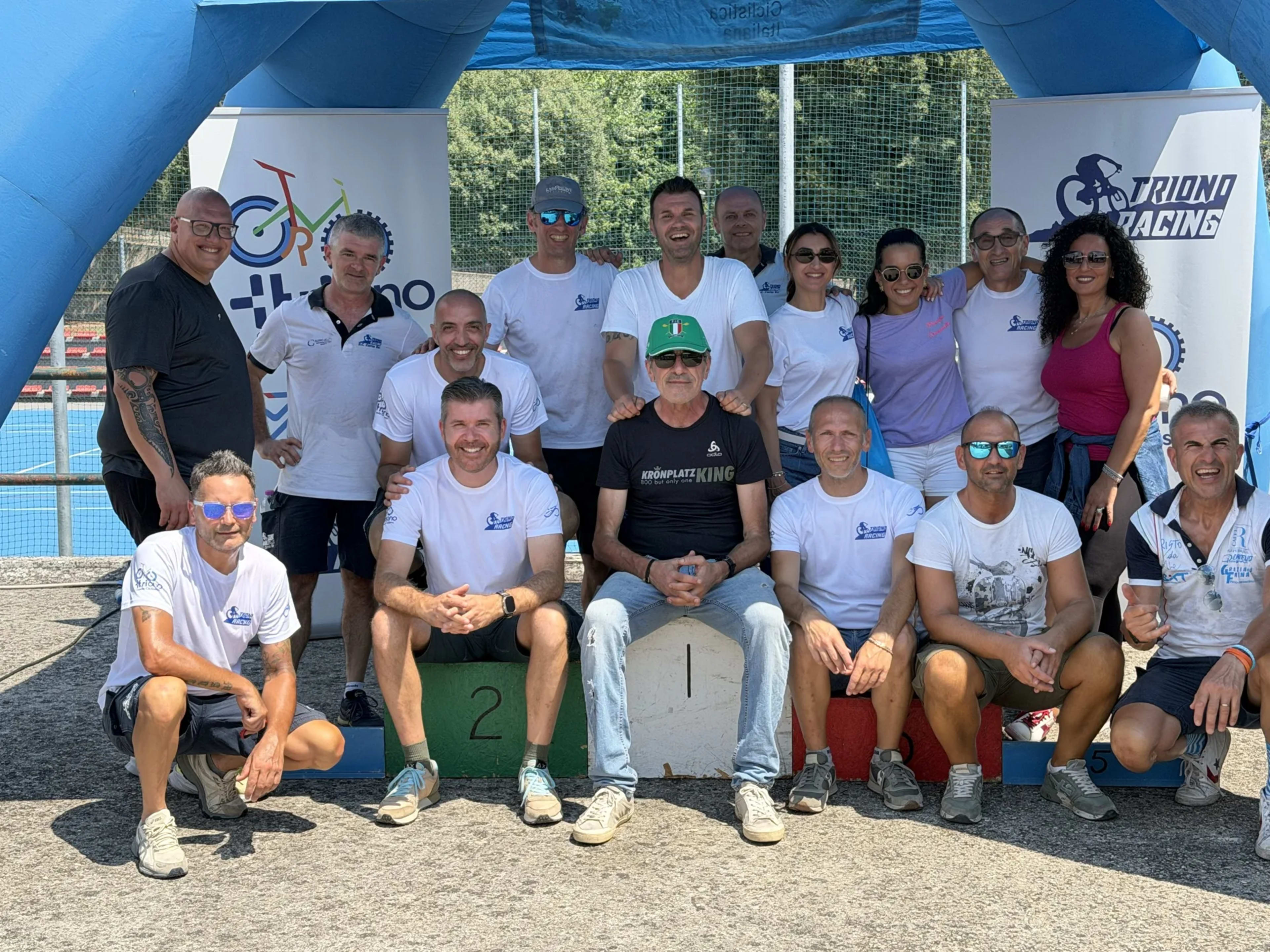 Organizzatori e collaboratori posano insieme a chiusura della giornata