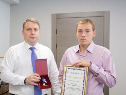 Глава Подольска вручил ключи от квартиры климовчанину, оставшемуся без попечения родителей