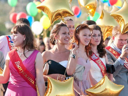 Свыше 2 тыс. выпускников Балашихи станцевали вальс на общегородском выпускном балу