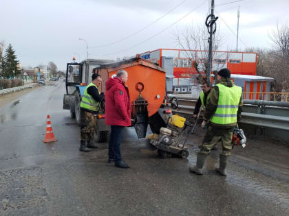 Ведутся работы по выявлению и устранению дефектов и разрушений асфальтового покрытия.