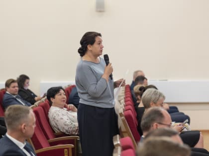 Глава Ленинского городского округа Алексей Спасский провел еженедельное оперативное совещание с руководителями администрации, территориальных отделов и городских служб