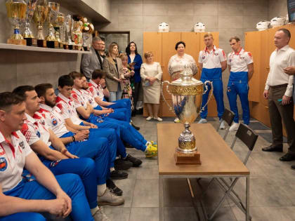 Алексей Спасский вручил мотобольной команде «Металлург» новый мотоцикл