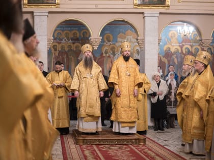 Академическая община собралась за воскресными богослужениями и вознесла евхаристическую молитву