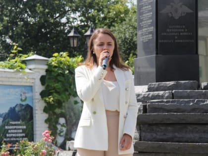 Расплескалась синева...