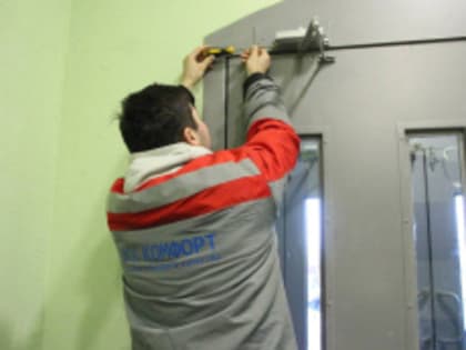 Сотрудники управляющей компании ВСК-Комфорт проверяют соблюдение теплового режима в домах лобненцев