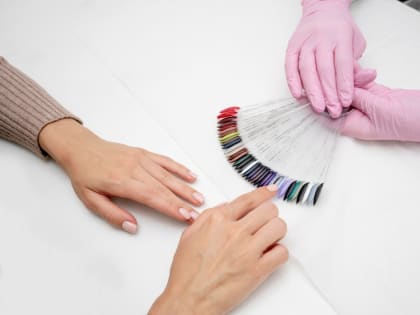 Врач-дерматолог рекомендует делать перерывы между гелевыми маникюрами