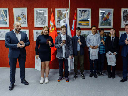 Руслан Заголовацкий вручил первые взрослые документы молодым жителям г. Дрезна