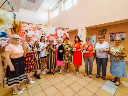 Мастер-класс «Роспись красками по дереву» провели для активных долголетов округа
