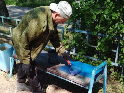 В Рузском округе красят и ремонтируют оборудование на детских площадках