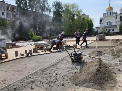 В сквере Защитников Родины в Подольске приступили к мощению трехцветной плитки
