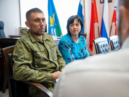 Руслан Заголовацкий вручил военнослужащему монокуляр