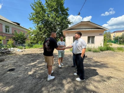 Активисты партии «Единая Россия» проверили чистоту детской площадки в Лосино-Петровском