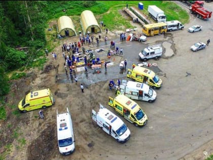 Работники скорой помощи и медицины катастроф принимают поздравления