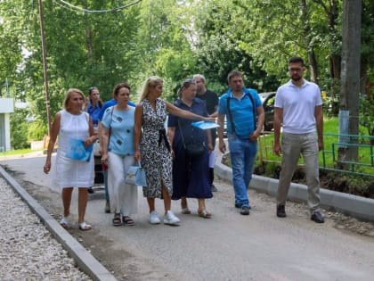 Депутаты Совета депутатов проконтролировали ход дорожных работ во дворе Дзержинского