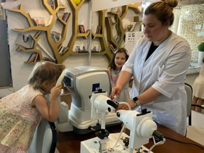 Детские врачи — офтальмологи проводят диагностику зрения и консультацию в МЦ «Мир»