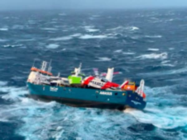 У необитаемых островов Дандзё тонет грузовое судно
