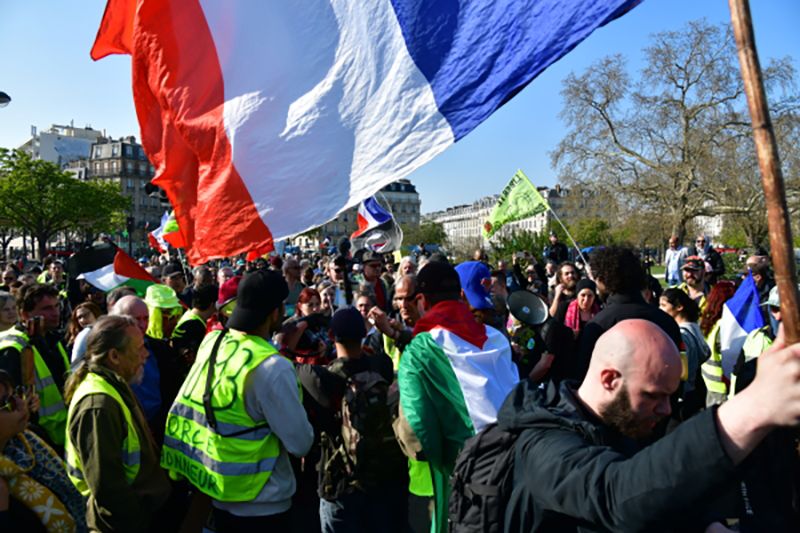 Француз свежий. Протесты в России. Протесты во Франции. Протесты в поддержку России. Франция бастует.