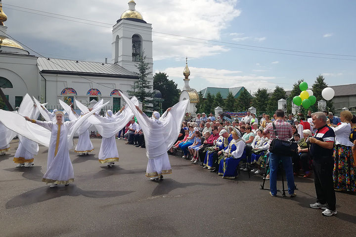 День села московское. Храм в Лужниках Ступинский район. Ступино день села Лужники. Село Лужники. Ступинский район Лужники праздник Троицы.