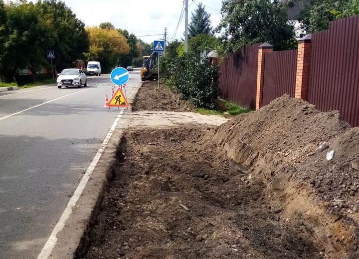 Тротуар в селе. Строительство тротуара. Обустройство тротуара. Строительство пешеходной дорожки. Тротуар в деревне.