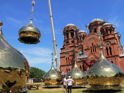 На строящийся храм в Новодеревянковской установили купола (видео)