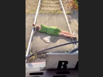 Необычный инцидент на трамвайных путях: женщина легла под поезд