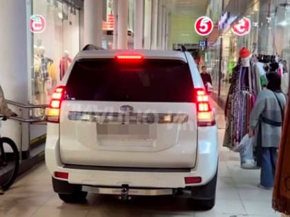 В Сочи приезжий на внедорожнике гонял по торговой галерее