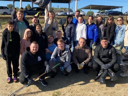 На городском пляже в Кропоткине проходит молодежный экологический субботник