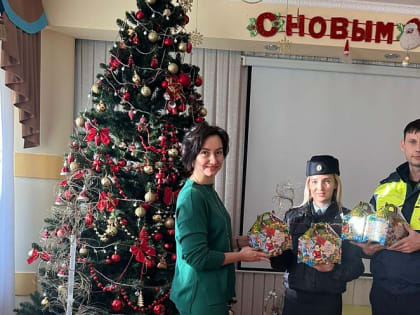 Сотрудники Госавтоинспекции Новороссийска поздравили воспитанников реабилитационного центра с наступающим Новым годом