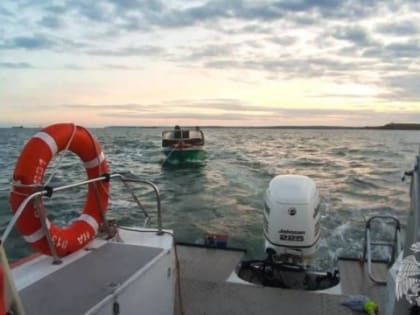 В Керченском проливе спасли застрявших посреди моря рыбаков