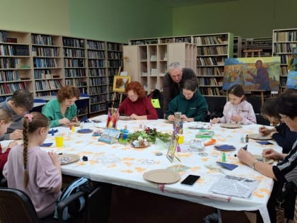 19 января в читальном зале Центральной городской библиотеки состоялся мастер-класс «Роспись по стеклу Витраж своими руками»