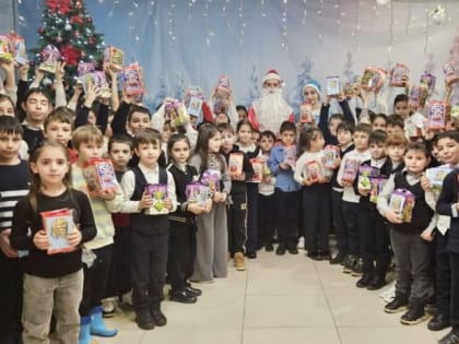 Депутаты ГСС по избирательному округу №1 “Юго-восточный” Сос Мартиросян и Ростислав Шубин поздравили жителей своего округа