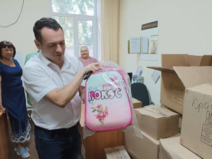 Депутаты фракции КПРФ Заксобрания края подарили многодетным семьям в Тихорецком районе канцтовары и школьные ранцы