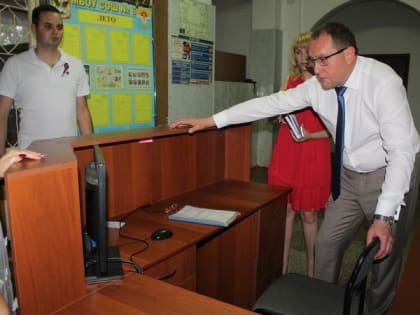 Секретарь Успенского местного отделения Партии проверил готовность школ к учебному году