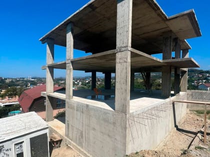 В Хостинском районе Сочи выявили трёхэтажку-самострой