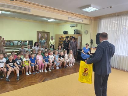 Денис Хмелевской поздравил победителей конкурса детского рисунка  "Герои России и Донбасса"