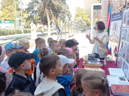 На площади у Динского музея работает выставка «Кубань – родимая земля»