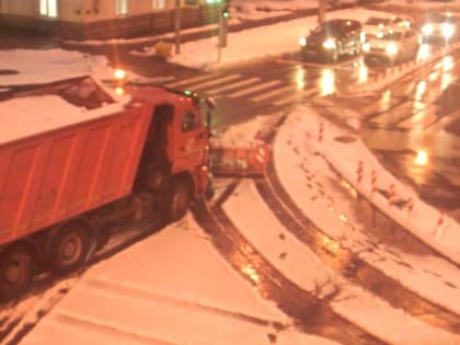 Коммунальные службы круглосуточно очищают и обрабатывают улицы города от снега и скользкости