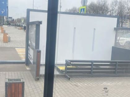 Сильный ветер в Краснодаре опрокинул остановочный павильон