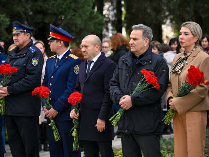 В Сочи возложили цветы к памятнику погибшим в авиакатастрофе военного самолета Ту-154 в акватории Черного моря