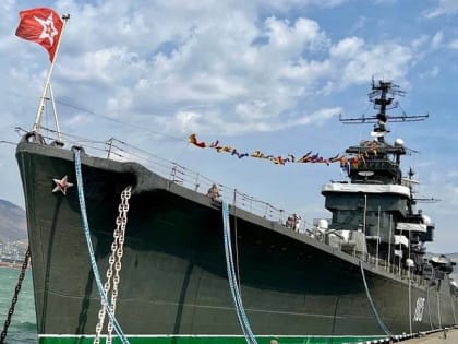 Крейсер «Михаил Кутузов» почтил память погибших за освобождение Родины от фашистов во время Второй мировой войны