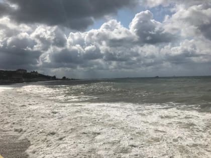 Большую часть городских пляжей в Сочи закрыли для купания