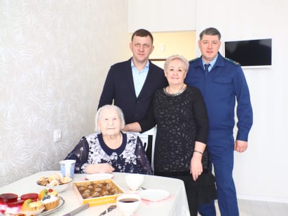 Евгений Наумов поздравил с вековым юбилеем Татьяну Ерофеевну Хлюстову