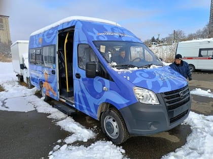 Сегодня ейский народный театр казачьей песни «Во светлице» получил в подарок автобус