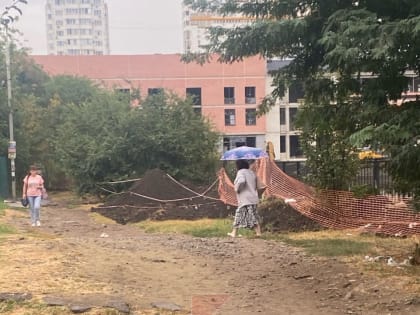 Жители Краснодара жалуются на раскопанный тротуар на улице Байбакова